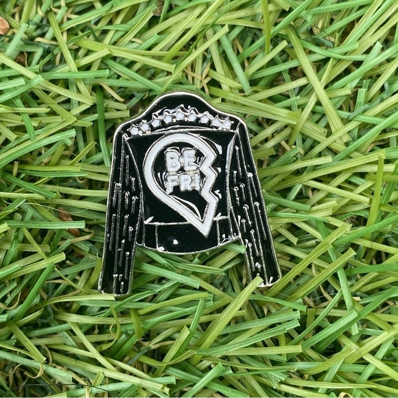 BEST FRIENDS PUNK ROCK LEATHER JACKET ENAMEL PINS #FML130048 - Picture 3 of 5